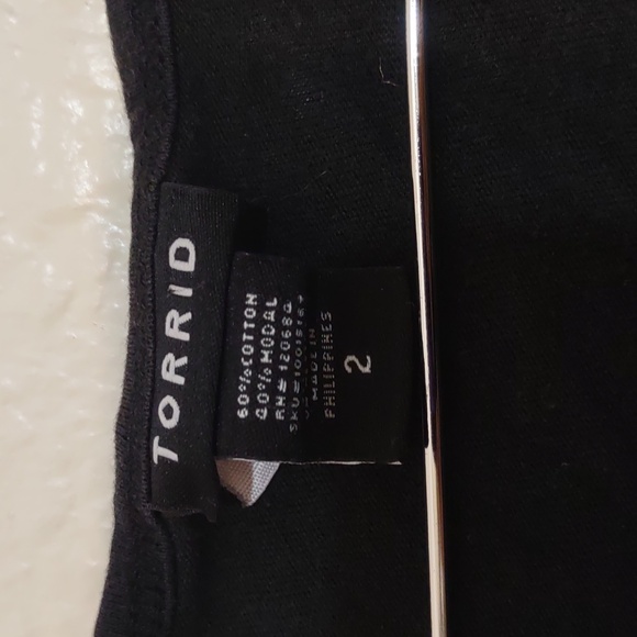 USED TORRID TANK TOP SKULL ON FRONT HAS HOLE ON BOTTOM SEE PHOTOS SIZE 2 = 2X - Picture 4 of 5